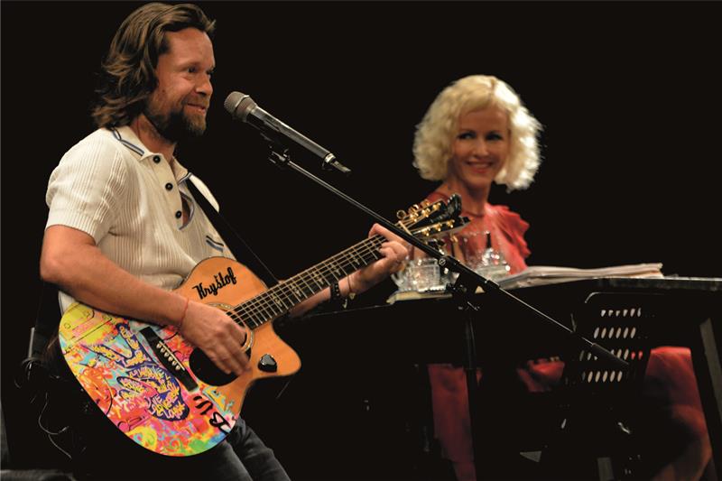 Minulý pátek se návštěvníci KDK bavili na “talkshow recitálu” Richarda Krajča a Karin Krajčo Babinské. Čekaly je historky ze soukromí páru i písně kapely Kryštof. FOTO: DAVID MACHÁČEK