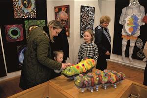 Už týden je ve výstavních prostorách Muzea Fojtství k vidění výstava žáků výtvarného oboru ZUŠ Zdeňka Buriana. Škola si tímto způsobem připomíná hned několik historických výročí.  FOTO: DAVID MACHÁČEK