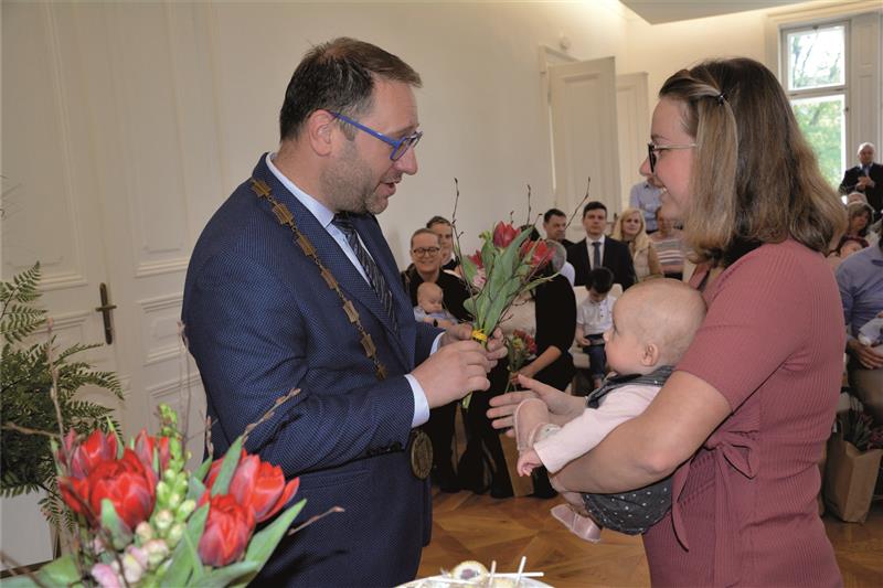 V minulém týdnu proběhlo v Ringhofferově vile vítání nových občánků Kopřivnice. Tentokrát obřad vedl místostarosta David Monsport. FOTO: DANA HOĎÁKOVÁ