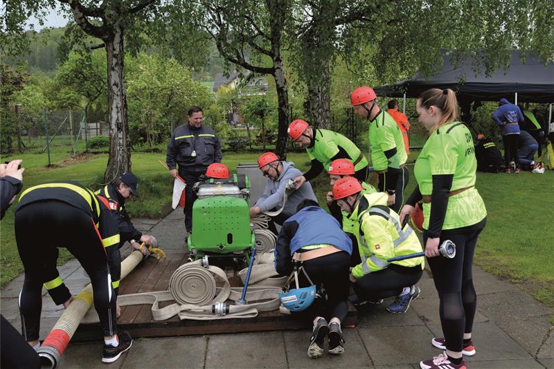 Po šesti letech postavil Sbor dobrovolných hasičů Kopřivnice svůj tým, který startoval v Mniší ve dvou pohárových soutěžích. FOTO: DANA HOĎÁKOVÁ