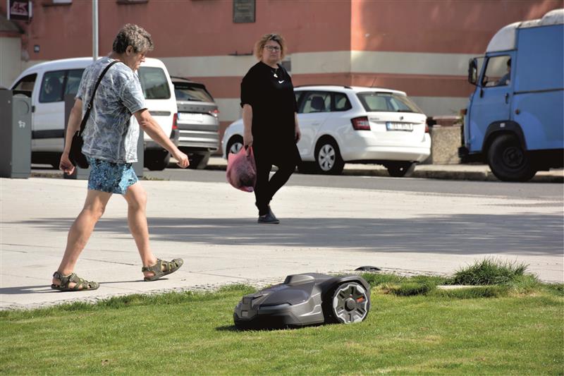 Robotická sekačka se má starat o intenzivní údržbu travnaté plochy v centru města. FOTO: DAVID MACHÁČEK