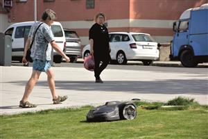 Robotická sekačka se má starat o intenzivní údržbu travnaté plochy v centru města. FOTO: DAVID MACHÁČEK