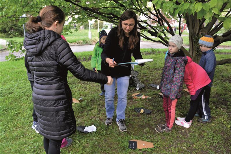 V pátek se v sadu E. Beneše konala akce s názvem Volání Země, ve které čekaly na soutěžní týmy z prvního stupně základních škol úkoly, pomocí kterých měly oživit planetu. FOTO: DANA HOĎÁKOVÁ