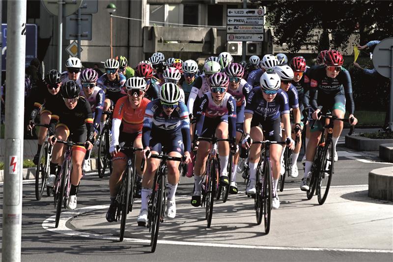 Také letos zamířil závod Gracia Orlová do Kopřivnice. Na snímku projíždí peloton jedním z kruhových objezdů na ulici Obránců míru v Kopřivnici. FOTO: MAREK HAVRAN