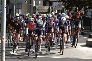 Také letos zamířil závod Gracia Orlová do Kopřivnice. Na snímku projíždí peloton jedním z kruhových objezdů na ulici Obránců míru v Kopřivnici. FOTO: MAREK HAVRAN