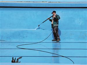 V minulém týdnu byla zahájena příprava kopřivnického koupaliště na další letní sezonu. Ta je podle sdělení ředitele správy sportovišť z důvodu zhoršujícího se technického stavu rok od roku náročnější. FOTO: DAVID MACHÁČEK