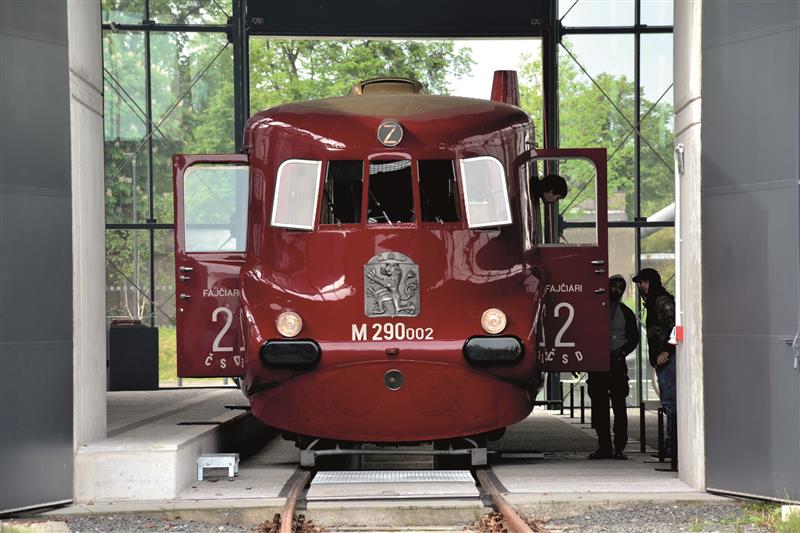 Slovenská strela je zpět doma. Na vsetínském nádraží zůstala v podobě moderní plastiky Veroniky Plátkové, jejíž součástí je i sklolaminátová Strela zavěšená pod stropem nádražní budovy. FOTO: DAVID MACHÁČEK