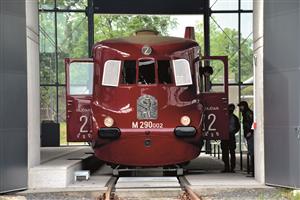 Slovenská strela je zpět doma. Na vsetínském nádraží zůstala v podobě moderní plastiky Veroniky Plátkové, jejíž součástí je i sklolaminátová Strela zavěšená pod stropem nádražní budovy. FOTO: DAVID MACHÁČEK