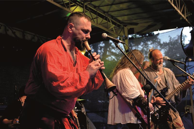 Před zapálením hranice se symbolickou čarodějnicí bavila návštěvníky Filipojakubské noci kapela Clamortis kombinující historické texty a nápěvy s rockovou hudbou. FOTO: D. MACHÁČEK