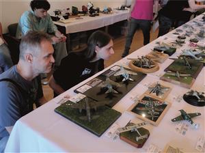 Na Beskyd Model Kit show bylo k vidění na sedm set modelů nejrůznější techniky. Akci si i díky pěknému počasí jako svůj sobotní program vybralo méně lidí než vloni. FOTO: ROMAN KRESTA