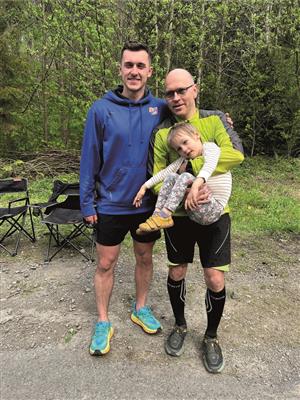 Lukáš a Robert Bukovjanové se čtyřletou Gretkou, pro kterou zorganizovali Everesting. FOTO: ARCHIV SPORTOVCŮ