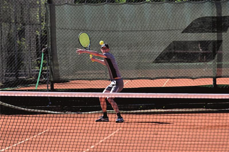 Petr Gedeon (na snímku) v tomto zápase dvouhry porazil Jakuba Špačka (TK Milo Olomouc) 6:1, 6:2, druhý bod přidal za výhru ve čtyřhře po boku Daniela Trčky. FOTO: MAREK HAVRAN