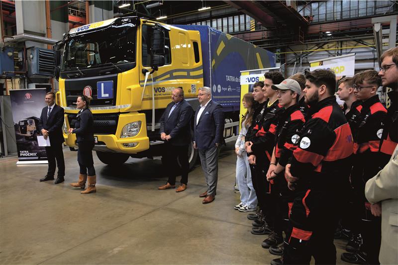 Slavnostním uvedením do provozu vyvrcholil na konci minulého týdne projekt Tatra do škol, v rámci kterého si zdejší průmyslovka za pomoci vlastních žáků postavila nové unikátní výukové vozidlo pro svou autoškolu. FOTO: DAVID MACHÁČEK