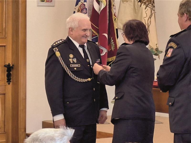Dobrovolný hasič Petr Kahánek je teprve třetím členem SDH Vlčovice, který obdržel titul Zasloužilý hasič za svou dlouholetou činnost ve sboru. FOTO: SDH VLČOVICE