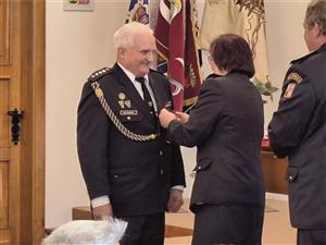 Dobrovolný hasič Petr Kahánek je teprve třetím členem SDH Vlčovice, který obdržel titul Zasloužilý hasič za svou dlouholetou činnost ve sboru. FOTO: SDH VLČOVICE