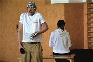 Lukáš Hejlík v titulní roli představení Bertík a čmuchadlo z projektu Listování, jak jej mohli vidět žáci Základní školy v Lubině. FOTO: DAVID MACHÁČEK