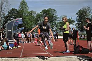 Okresního kola Poháru rozhlasu v atletice se na stadionu Emila Zátopka v Kopřivnici účastnilo celkem 346 atletek a atletů z 12 základních škol z okresu Nový Jičín. FOTO: MAREK HAVRAN