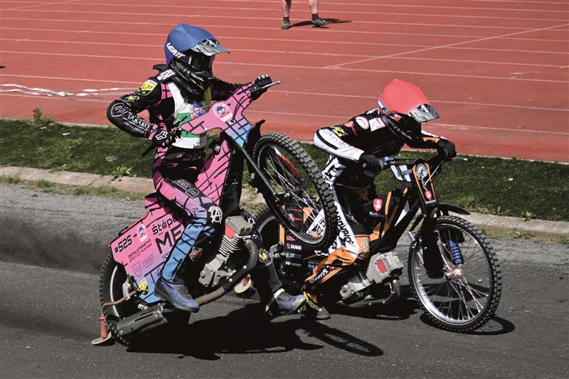První závod sezony v Kopřivnici přinesl tisícovce fanoušků spoustu zajímavých momentů, na snímku na startu jedné z rozjížděk se na zadním kole ocitl Štěpán Melč. FOTO: MAREK HAVRAN