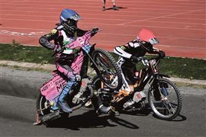 První závod sezony v Kopřivnici přinesl tisícovce fanoušků spoustu zajímavých momentů, na snímku na startu jedné z rozjížděk se na zadním kole ocitl Štěpán Melč. FOTO: MAREK HAVRAN