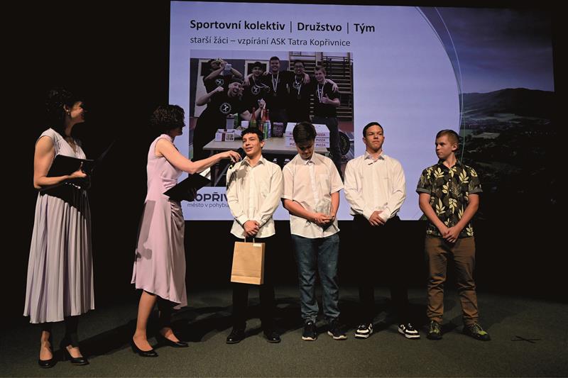 Mezi nejlepšími kolektivy nemohli na galavečeru chybět starší žáci (Timotej Naňák, Samuel Žiga, Martin Frait a Jindřich Leiter) – mistři republiky 2023 ve vzpírání. FOTO: M. HAVRAN