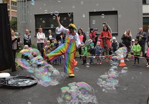 Vystoupení balónkového klauna bylo jedním z největších lákadel Šťastného pátku, akce pořádané organizacemi působícími v komunitním Centru Pětka. FOTO: DANA HOĎÁKOVÁ