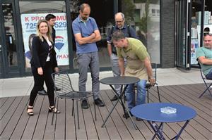 Před vynucenou výměnou jednotného mobiliáře v centru byla volba zahradního nábytku konzultována s provozovateli zahrádek. FOTO: DAVID MACHÁČEK