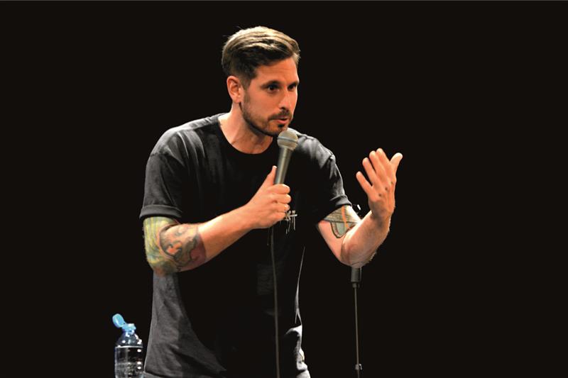 Slovenský stand-up komik Jakub „Zitron” Ťapák bavil velký sál kulturního domu především černým humorem. FOTO: DAVID MACHÁČEK