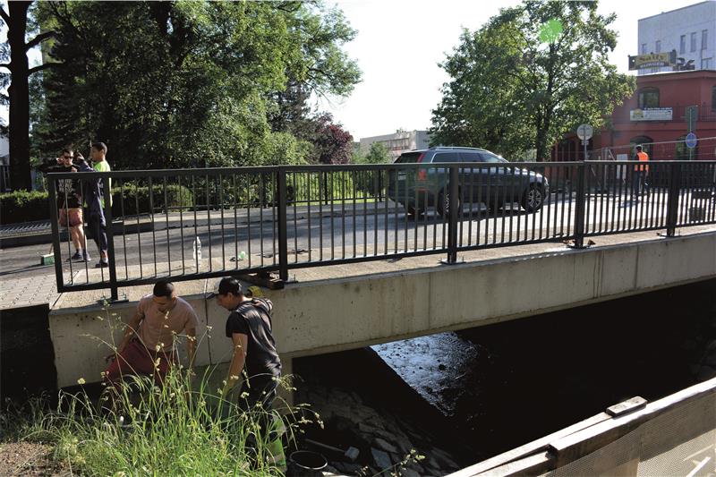 V pátek 31. května, tedy ve smluvně stanovený termín, předá stavební firma městu dokončený silniční most na ulici Kpt. Jaroše. Nejpozději od víkendu by na něm měl být obnoven provoz aut i chodců. FOTO: DAVID MACHÁČEK