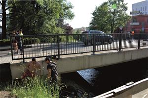 V pátek 31. května, tedy ve smluvně stanovený termín, předá stavební firma městu dokončený silniční most na ulici Kpt. Jaroše. Nejpozději od víkendu by na něm měl být obnoven provoz aut i chodců. FOTO: DAVID MACHÁČEK