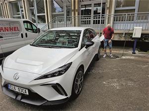 Pořízení služebního elektromobilu i neveřejné nabíjecí stanice kopřivnický městský úřad částečně financoval z dotace. FOTO: DAVID MACHÁČEK