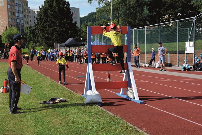 Člen vítězného týmu Hájov při zdolávání první překážky v soutěži CTIF na 400 metrů na okresním kole soutěže Plamen, která se konala na hřišti ZŠ a MŠ 17. listopadu. FOTO: DANA HOĎÁKOVÁ