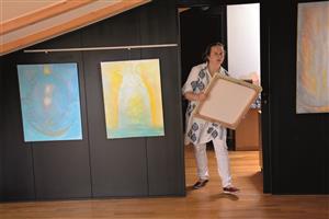 Výtvarnice Jana Hrachovcová při instalaci svých obrazů z kolekce Doteky světla ve výstavním prostoru Lašského muzea. FOTO: DAVID MACHÁČEK