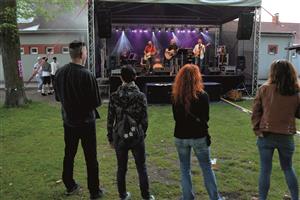 Závišický hudební festival Mezi stromy si letos zahrál organizátorskou ruletu s počasím. Lidé si přesto program včetně vystoupení kapely Rotující kedluben užili. FOTO: DAVID MACHÁČEK