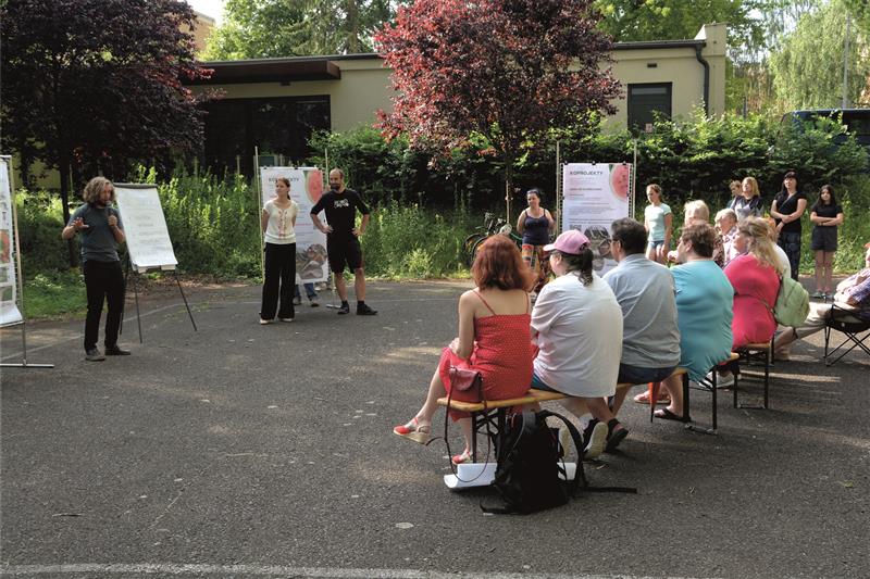 Lidé, kteří přišli na setkání, byli seznámeni s podrobným návrhem smyslové zahrady, která by měla v prostoru za ‘hokejkou‘ vyrůst na konci letošního roku. FOTO: DANA HOĎÁKOVÁ