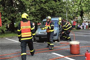 Největšímu zájmu lidí, kteří přišli v sobotu na Den s IZS před radnici, se těšily dynamické ukázky vyprošťování osob z havarovaných vozidel. FOTO: DANA HOĎÁKOVÁ