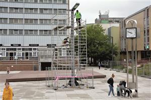 Práce na opravách dílčích částí revitalizace centra pokračují. Jednou z činností je například opětovný nátěr sloupů pouličního osvětlení. FOTO: DAVID MACHÁČEK