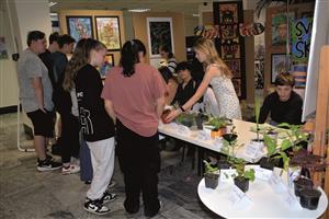 Součástí konference Stop dětské práci, kterou pořádala ZŠ Alšova, byl i prodej výrobků žáků, jehož výtěžek byl určen na nákup školních pomůcek pro děti v Bangladéši. FOTO: DANA HOĎÁKOVÁ