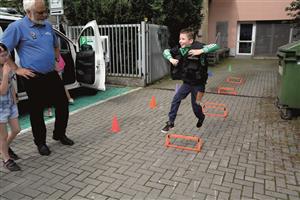 V úterý 11. června slavili v ZŠ a MŠ Motýlek Den dětí. Její klienti si mohli prohlédnout služební vůz městské policie a jejich výstroj. Od strážníků navíc obdrželi i drobné dárky. FOTO: D. HOĎÁKOVÁ