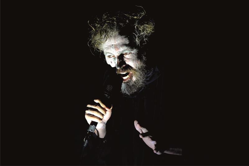 V pondělí 24. června vystoupí v Galerii Galaxie americký experimentální hudebník a performer Andy The Doorbum. Předskakovat mu budou Všetuly sfinx. FOTO: DAVID MACHÁČEK