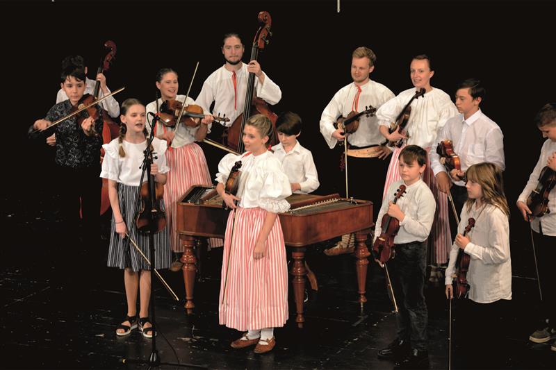 V programu jubilejního koncertu ZUŠ Zdeňka Buriana nechyběla školní cimbálovka posílená o starší kolegy z CM Pramínky. FOTO: DAVID MACHÁČEK
