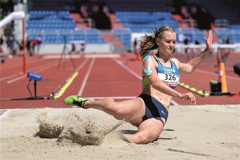 Jednu ze dvou zlatých medailí pro AKEZ ve Vítkovicích získala Anna Marie Chalupová, která skočila krásných 591 cm a je novou dorosteneckou mistryní ČR. FOTO: TOMÁŠ BŘESKÝ