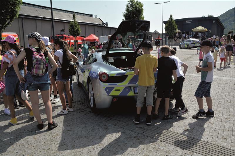Policejní ferrari bylo během Dne hrdinů v obležení zájemců stejně jako další, často neobvyklé kusy techniky. FOTO: DANA HOĎÁKOVÁ