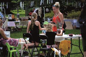 Desáté pokračování jarmarku místních tvůrců Zahrada proběhlo už podruhé v sadu E. Beneše. Lidé mohli nakupovat originální módu, doplňky nebo se bavit připraveným programem. FOTO: DAVID MACHÁČEK