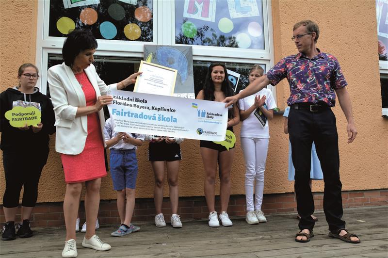 Ředitelka ZŠ Floriána Bayera spolu se školním týmem převzala ocenění Faitradová škola. Tímto titulem se v kraji honosí pouze dvě školy. FOTO: DANA HOĎÁKOVÁ