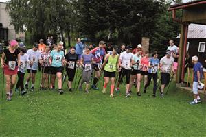 Od Kulturního domu v Mniší se uplynulou sobotu vydalo na trať Jaštírské osmičky celkem 28 účastníků v nordic walking závodě. FOTO: MAREK HAVRAN