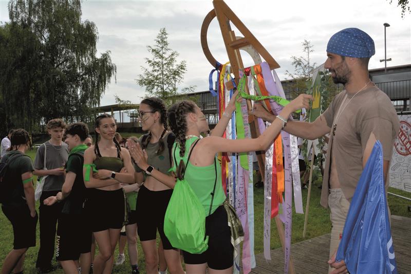 Součástí rituálu posledního zvonění bylo navázání stuh se jmény vycházejících žáků na speciální insignii. FOTO: DANA HOĎÁKOVÁ