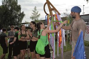 Součástí rituálu posledního zvonění bylo navázání stuh se jmény vycházejících žáků na speciální insignii. FOTO: DANA HOĎÁKOVÁ