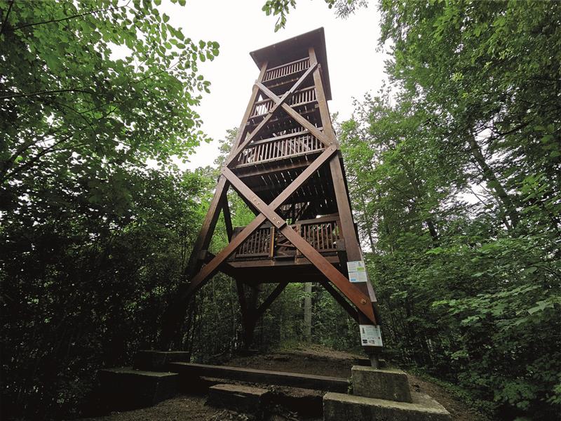 Na uzavřené Bezručově vyhlídce byl demontován spodní díl přístupového schodiště a stavba čeká na rozhodnutí o jejím dalším osudu. FOTO: DAVID MACHÁČEK
