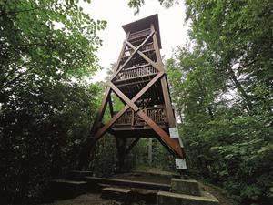 Na uzavřené Bezručově vyhlídce byl demontován spodní díl přístupového schodiště a stavba čeká na rozhodnutí o jejím dalším osudu. FOTO: DAVID MACHÁČEK