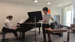 Součástí rozlučkového koncertu klavíristky Terezy Jalůvkové bylo i překvapení v podobě uvedení netradičního Koncertu pro klavír a vysavač soudobého hudebního skladatele a hudebního experimentátora Petra Bazaly. Osmnáctého června jej v koncertním sále ZUŠ 